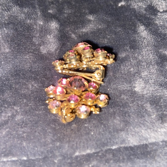 Vintage pink rhinestone and gold toned flower 🌸 clip on earrings - Picture 8 of 11